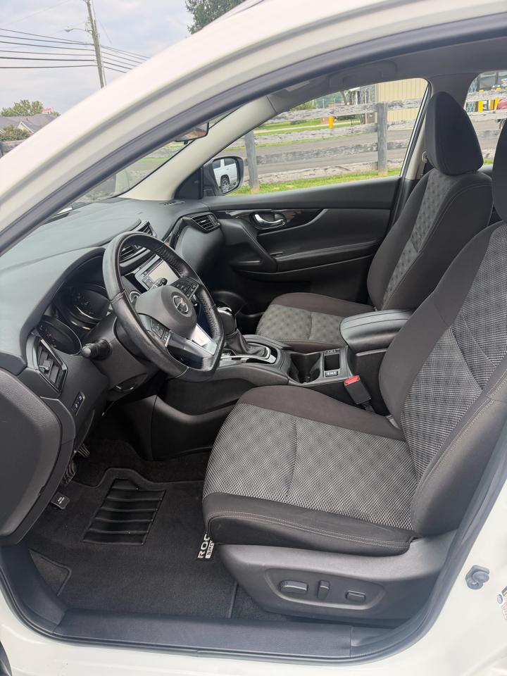 Nissan Rogue Sport SV 4D SUV AWD 2017
