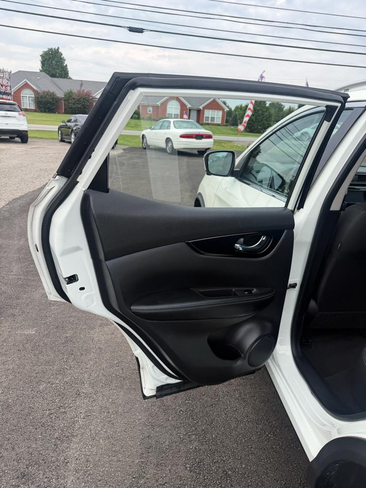 Nissan Rogue Sport SV 4D SUV AWD 2017