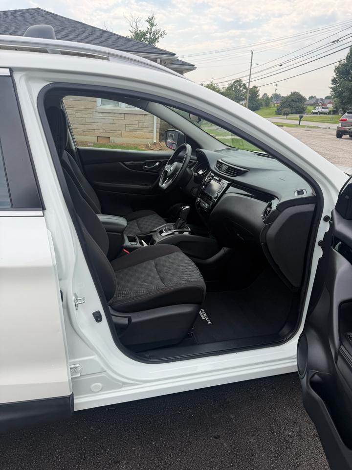 Nissan Rogue Sport SV 4D SUV AWD 2017