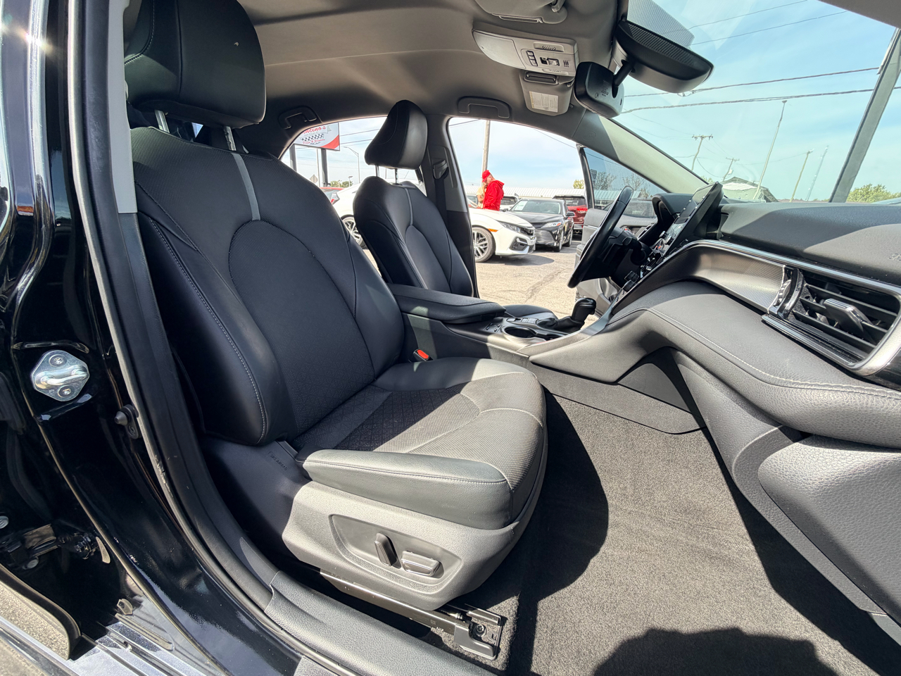 2022 Toyota Camry Hybrid XSE photo 11