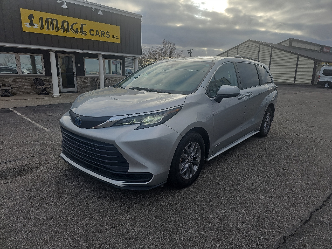 2021 Toyota Sienna LE photo 2