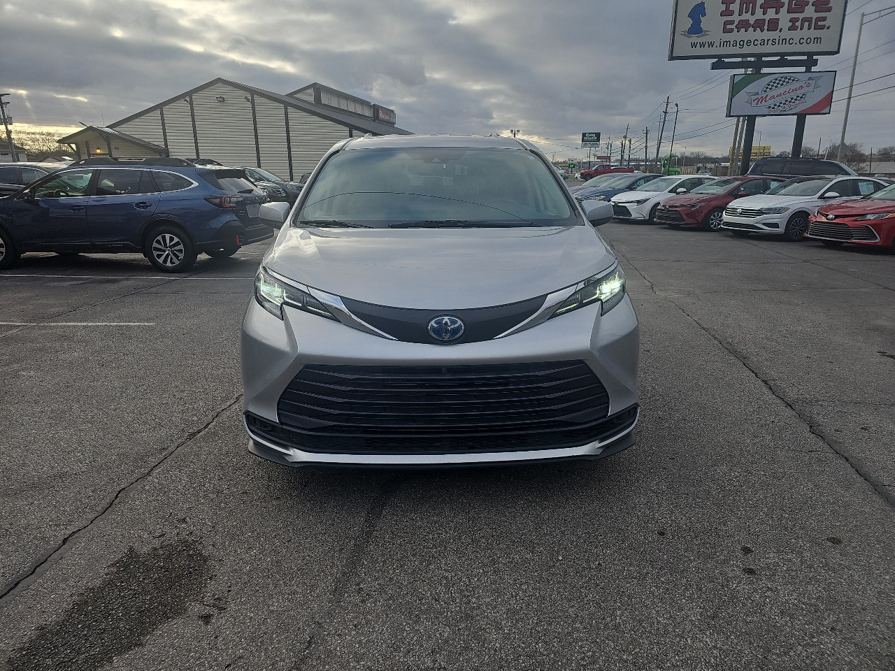 2021 Toyota Sienna LE photo 3