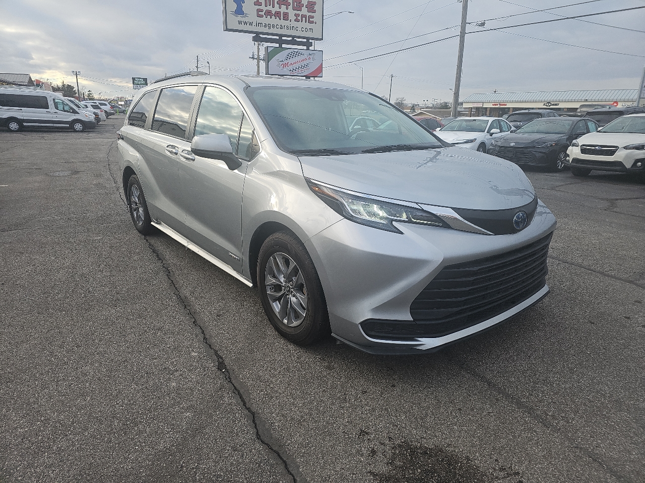 2021 Toyota Sienna LE photo 4