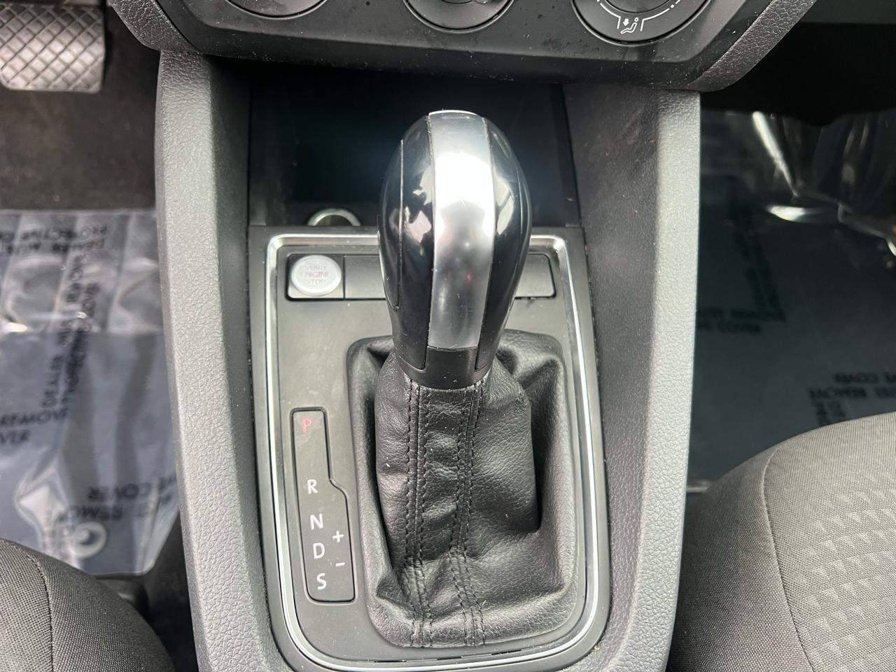 Volkswagen Jetta SE 6A 2015