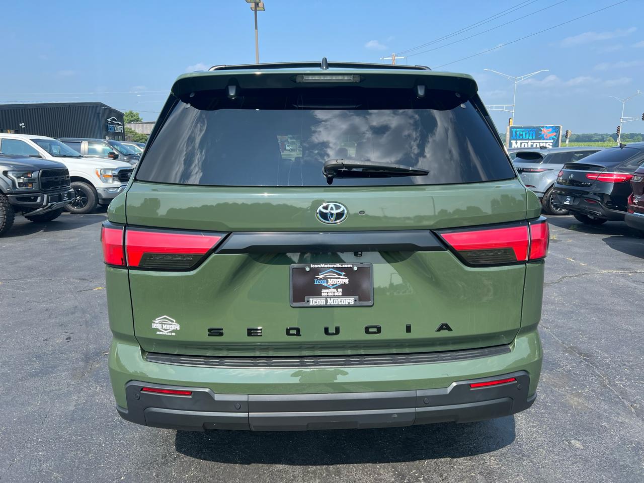 Toyota Sequoia SR5 4WD 2023