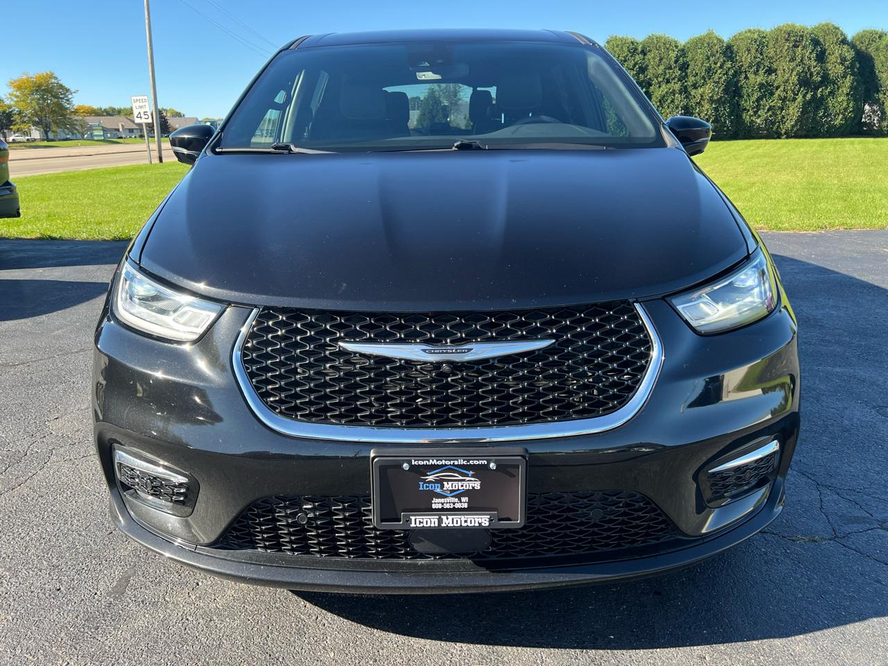 Chrysler Pacifica photo 2
