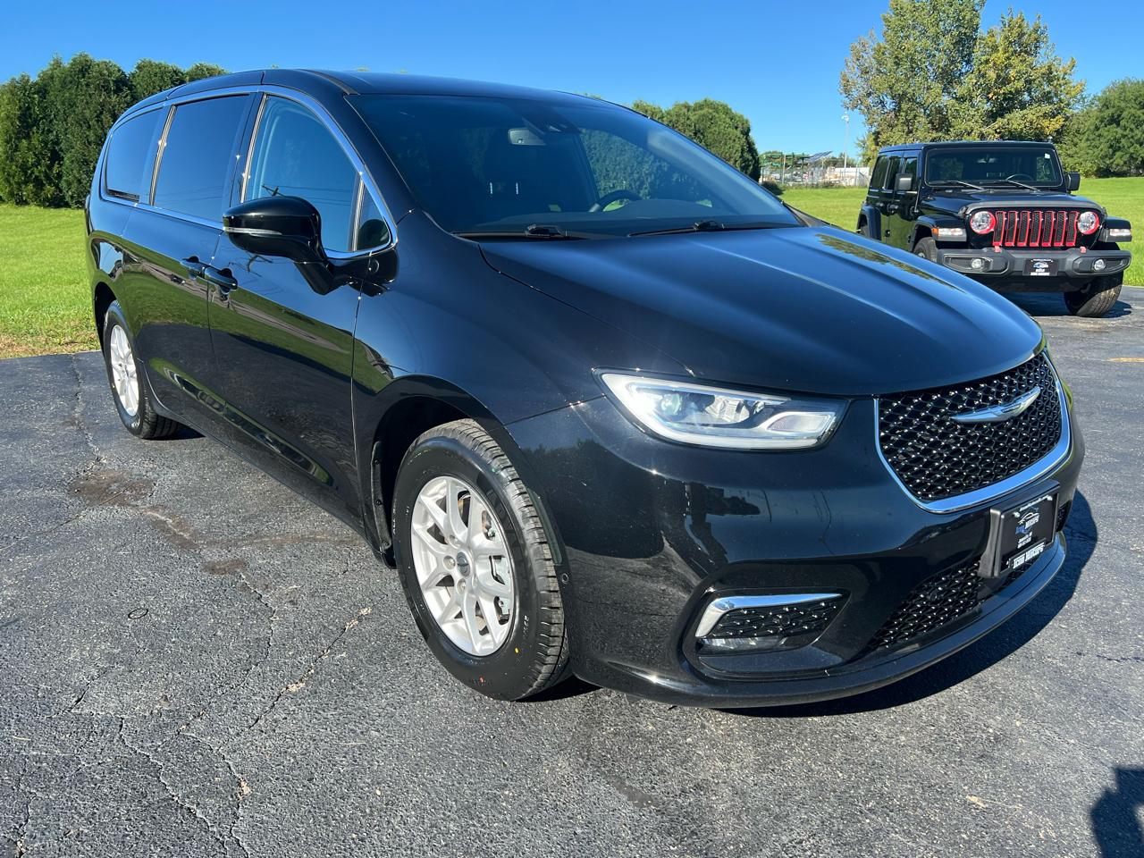 Chrysler Pacifica photo 3