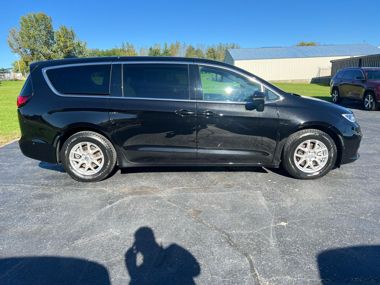 Chrysler Pacifica photo 4