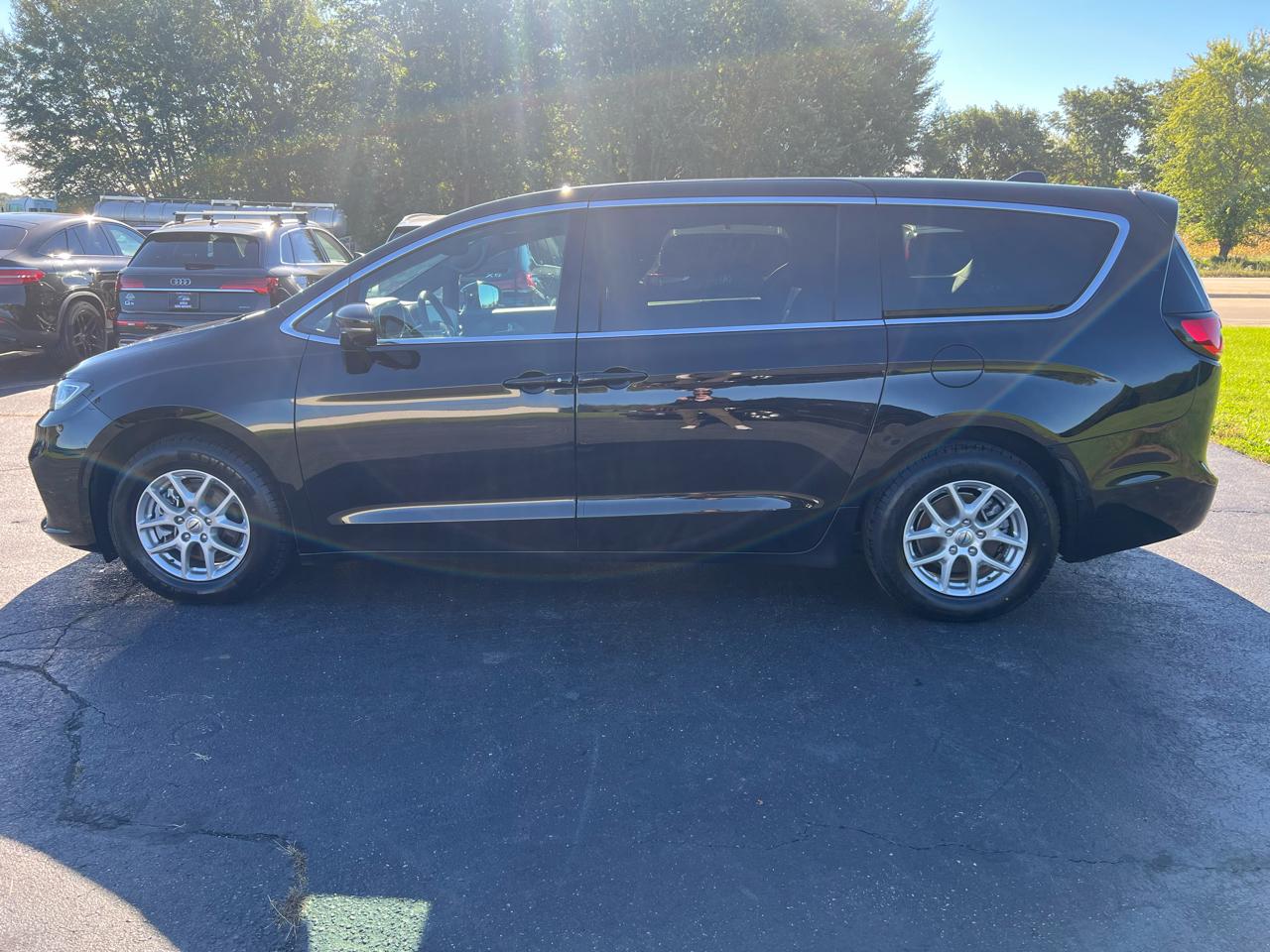 Chrysler Pacifica photo 8