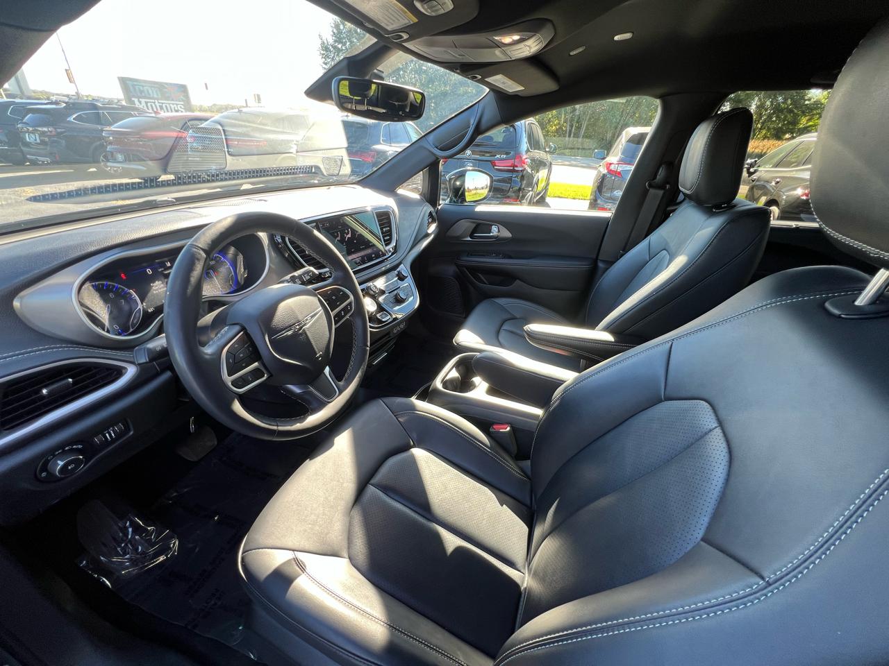 Chrysler Pacifica photo 11