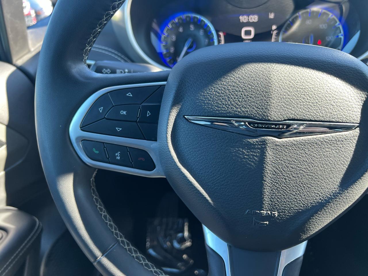 Chrysler Pacifica photo 14