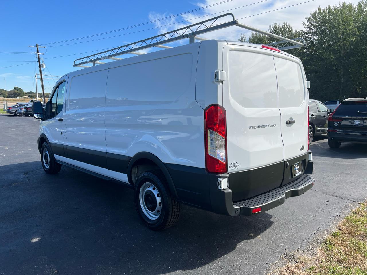 Ford Transit photo 10