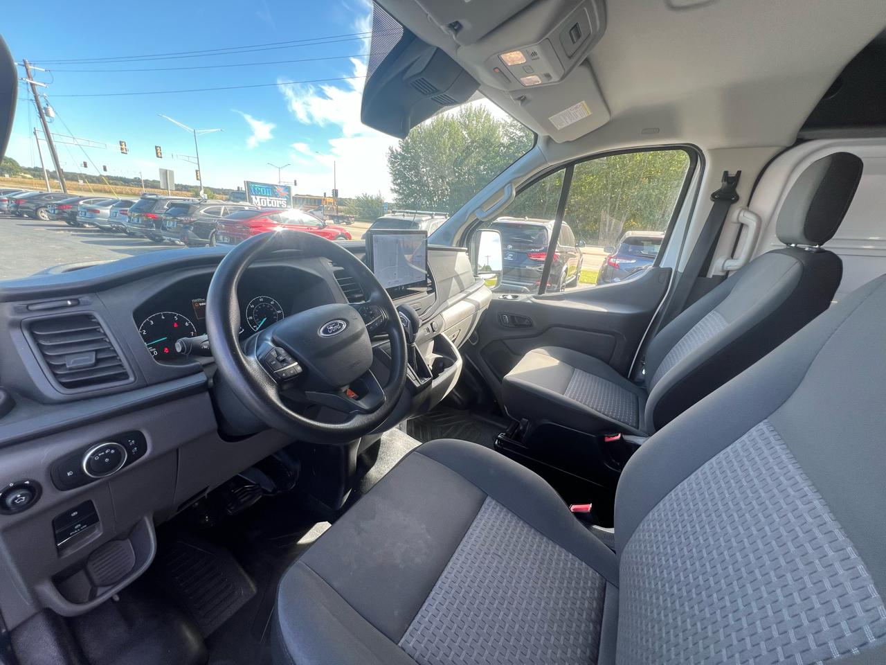 Ford Transit photo 12