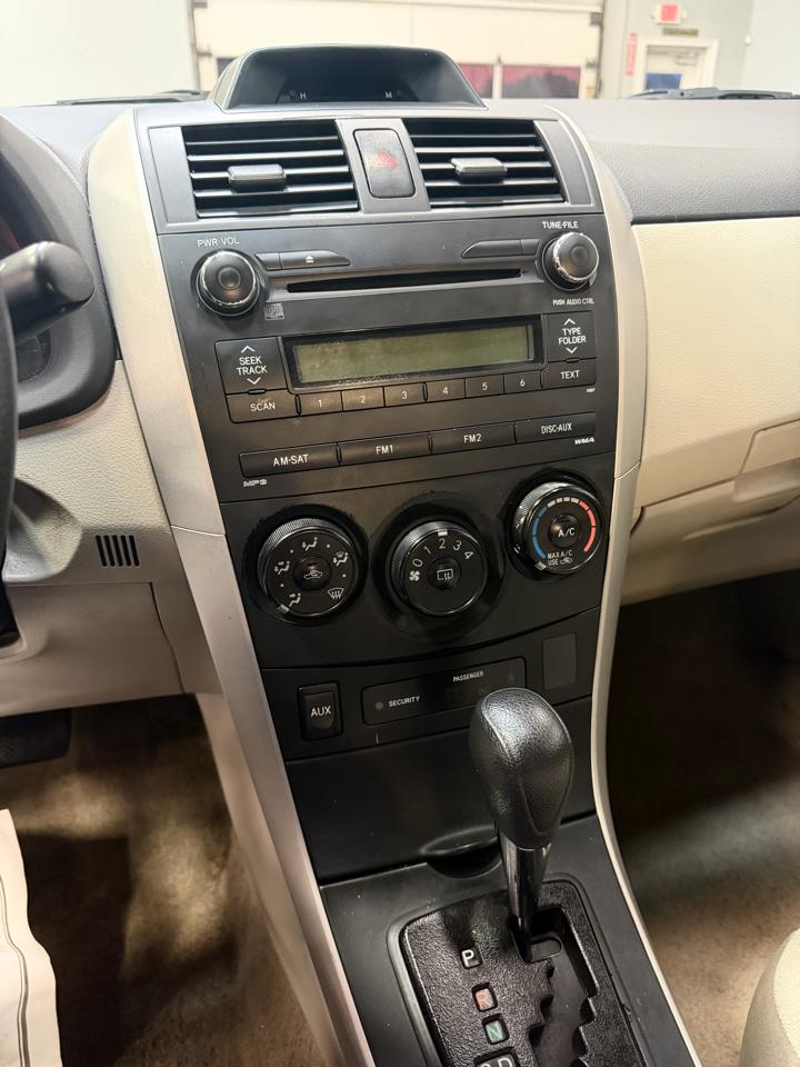 Toyota Corolla 4dr Sdn Auto LE Special Edition (Natl) 2013
