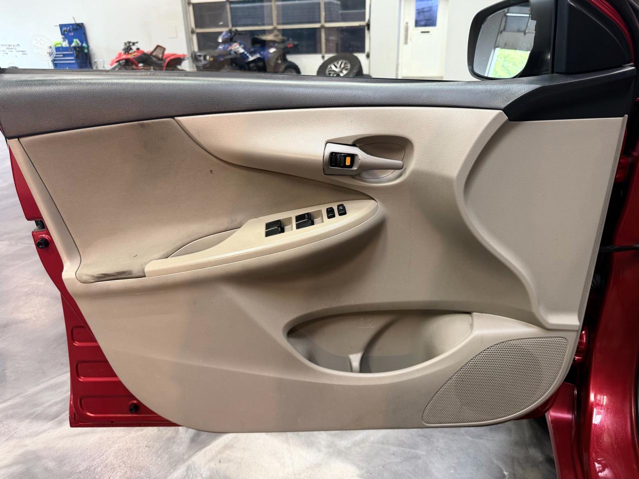 Toyota Corolla 4dr Sdn Auto LE Special Edition (Natl) 2013