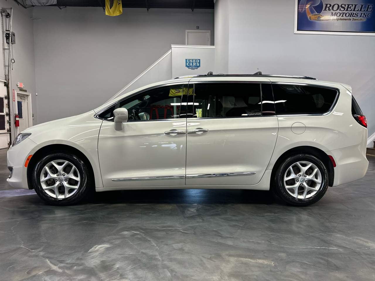 2019 Chrysler Pacifica Touring L 35th Anniversary photo 2