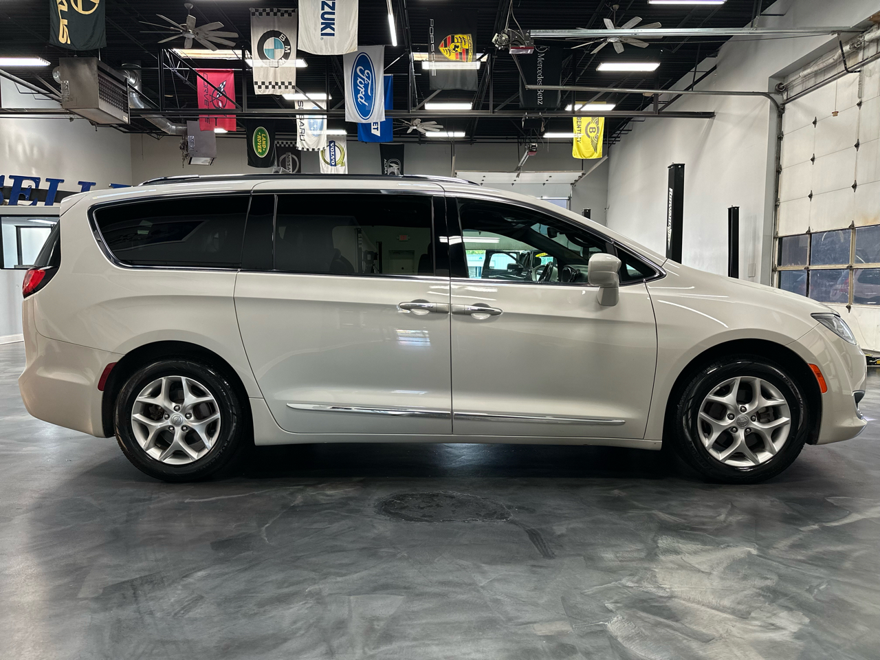 2019 Chrysler Pacifica Touring L 35th Anniversary photo 6