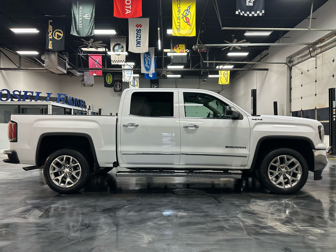 GMC Sierra 1500 4WD Crew Cab 143.5" SLT 2017