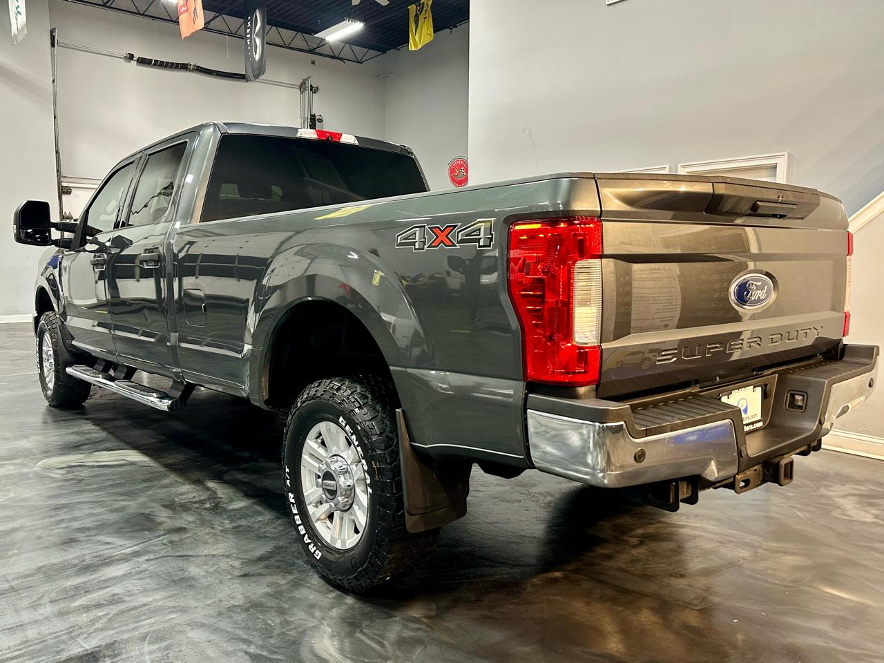 Ford Super Duty F-350 SRW XLT 4WD Crew Cab 8' Box 2019
