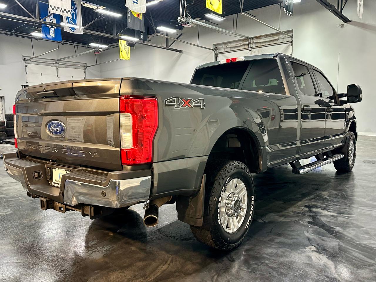 Ford Super Duty F-350 SRW XLT 4WD Crew Cab 8' Box 2019