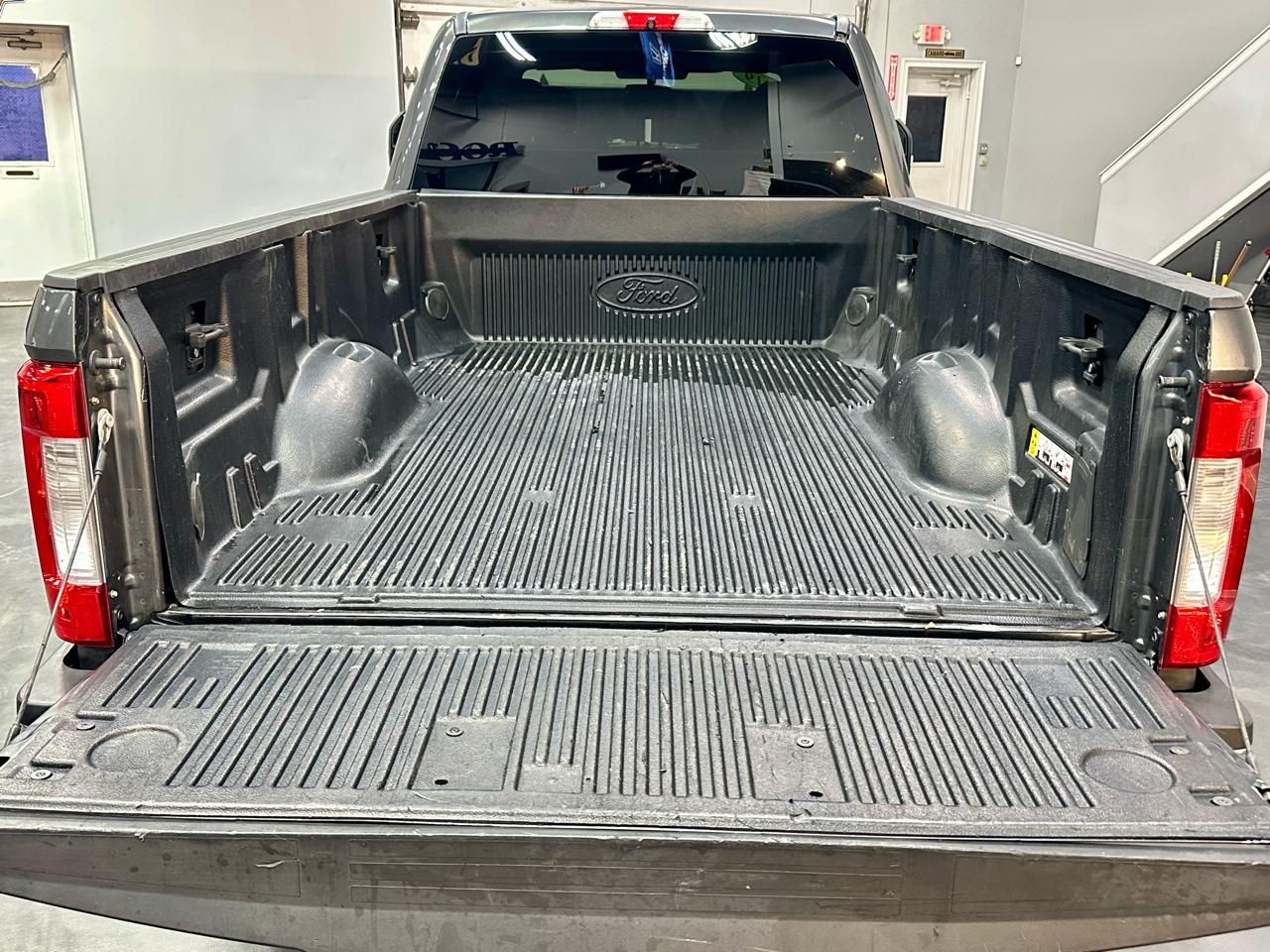 Ford Super Duty F-350 SRW XLT 4WD Crew Cab 8' Box 2019