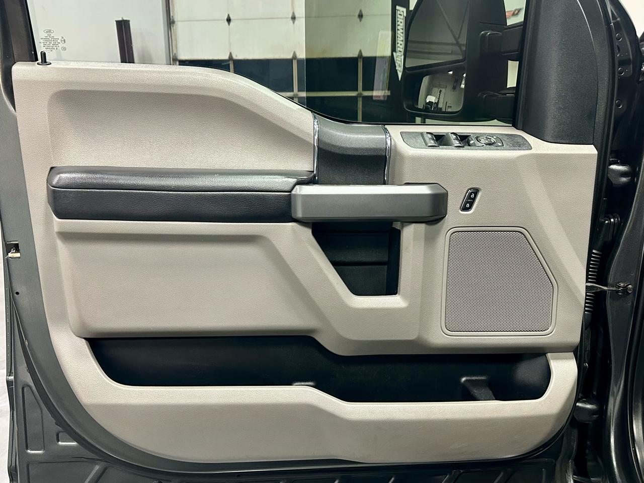 Ford Super Duty F-350 SRW XLT 4WD Crew Cab 8' Box 2019