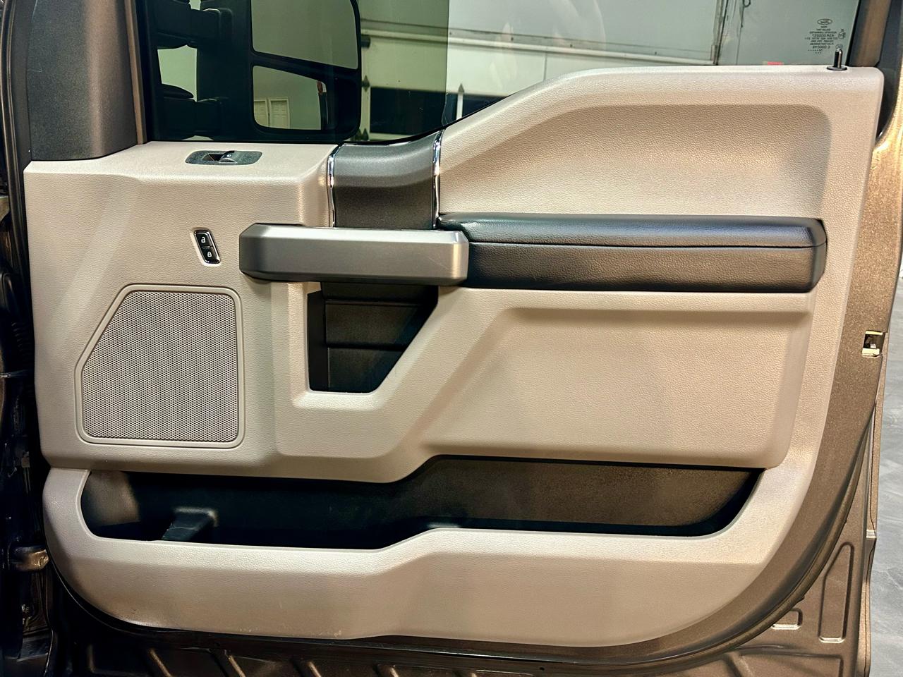 Ford Super Duty F-350 SRW XLT 4WD Crew Cab 8' Box 2019