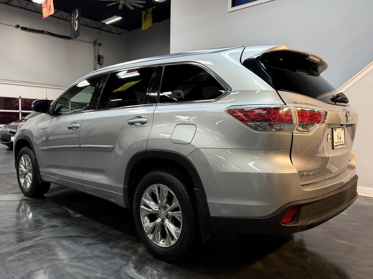 Toyota Highlander AWD 4dr V6 XLE (Natl) 2015