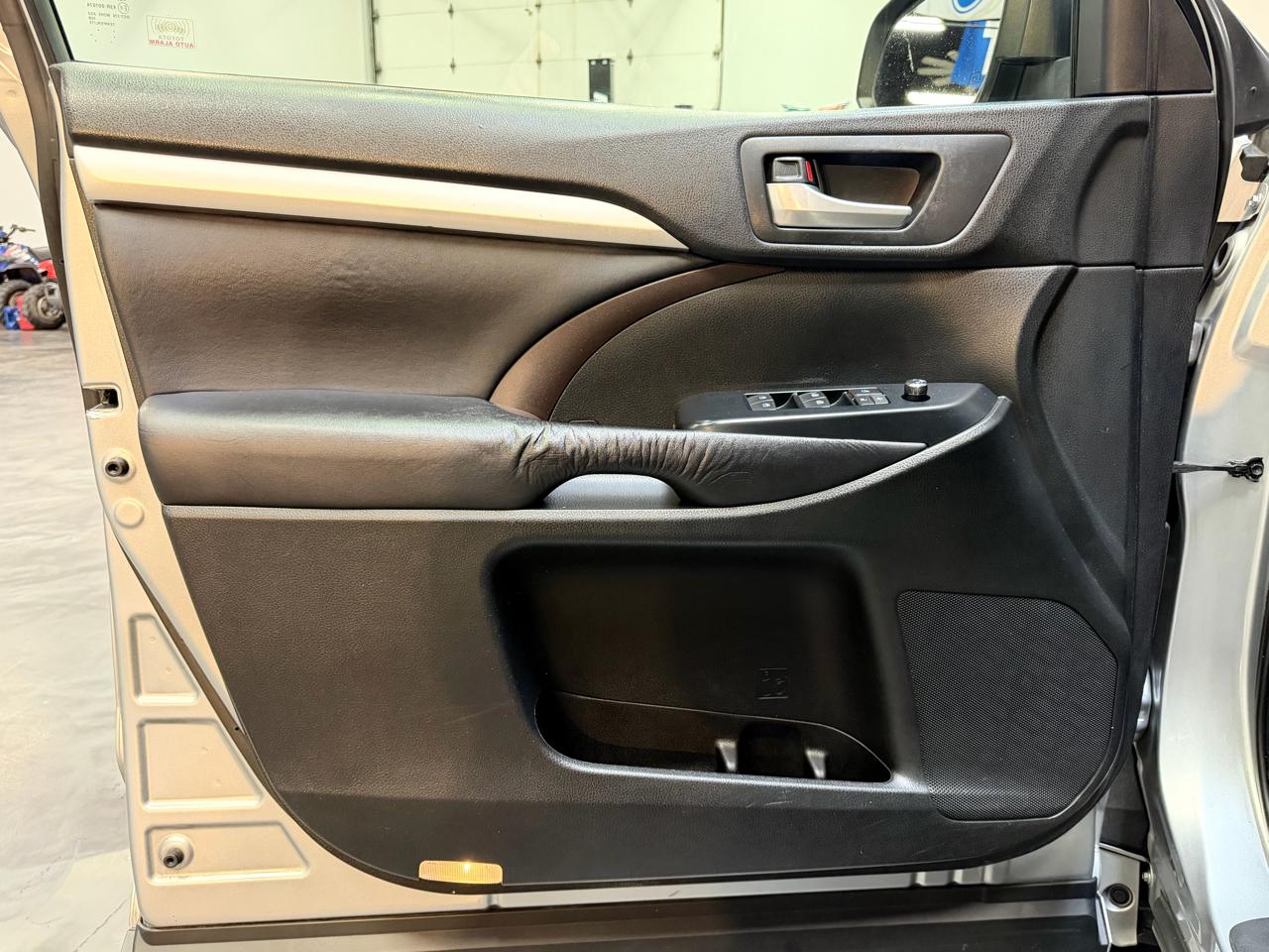 Toyota Highlander AWD 4dr V6 XLE (Natl) 2015