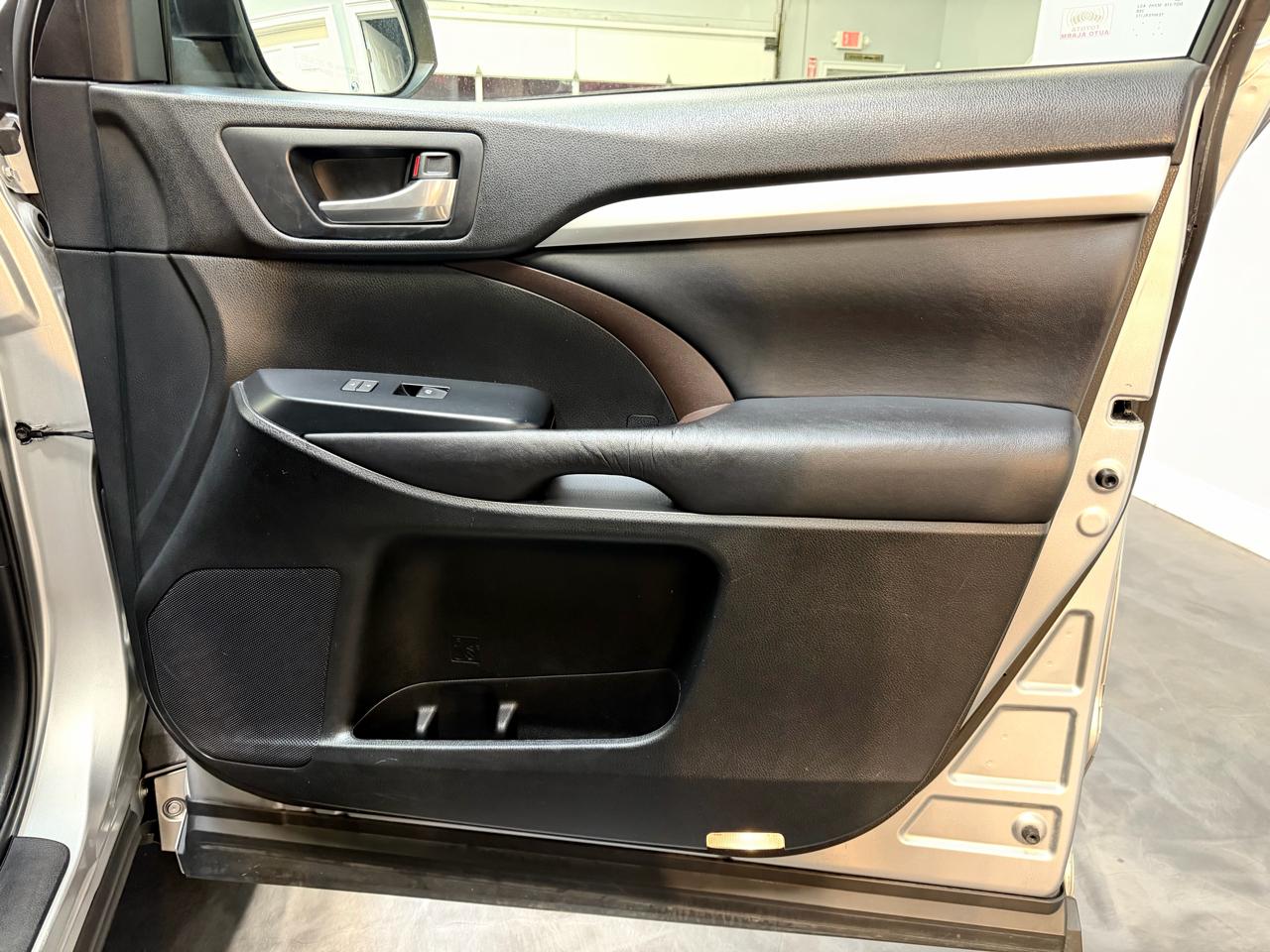 Toyota Highlander AWD 4dr V6 XLE (Natl) 2015