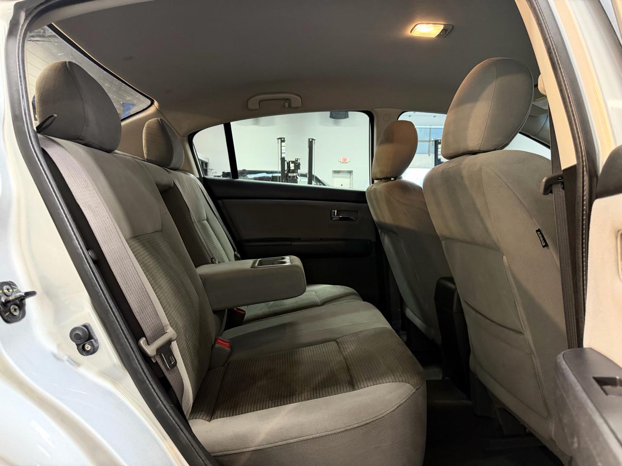 Nissan Sentra 4dr Sdn I4 CVT 2.0 SR 2012