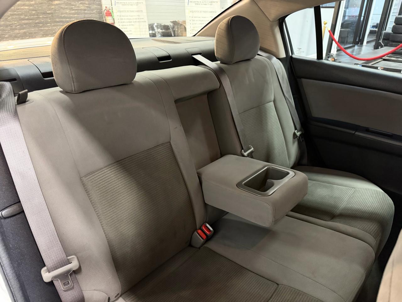 Nissan Sentra 4dr Sdn I4 CVT 2.0 SR 2012