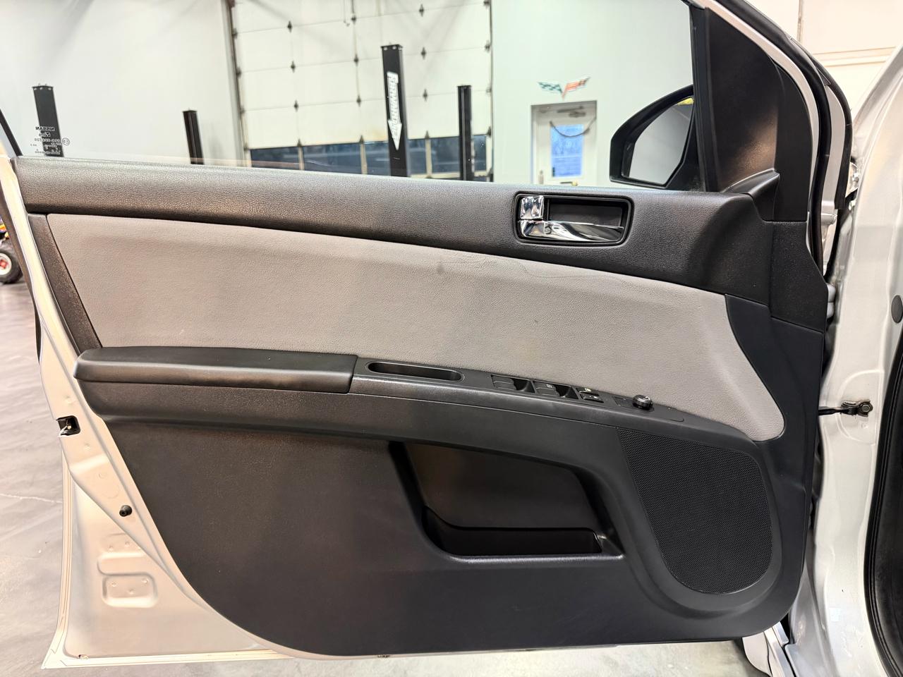 Nissan Sentra 4dr Sdn I4 CVT 2.0 SR 2012