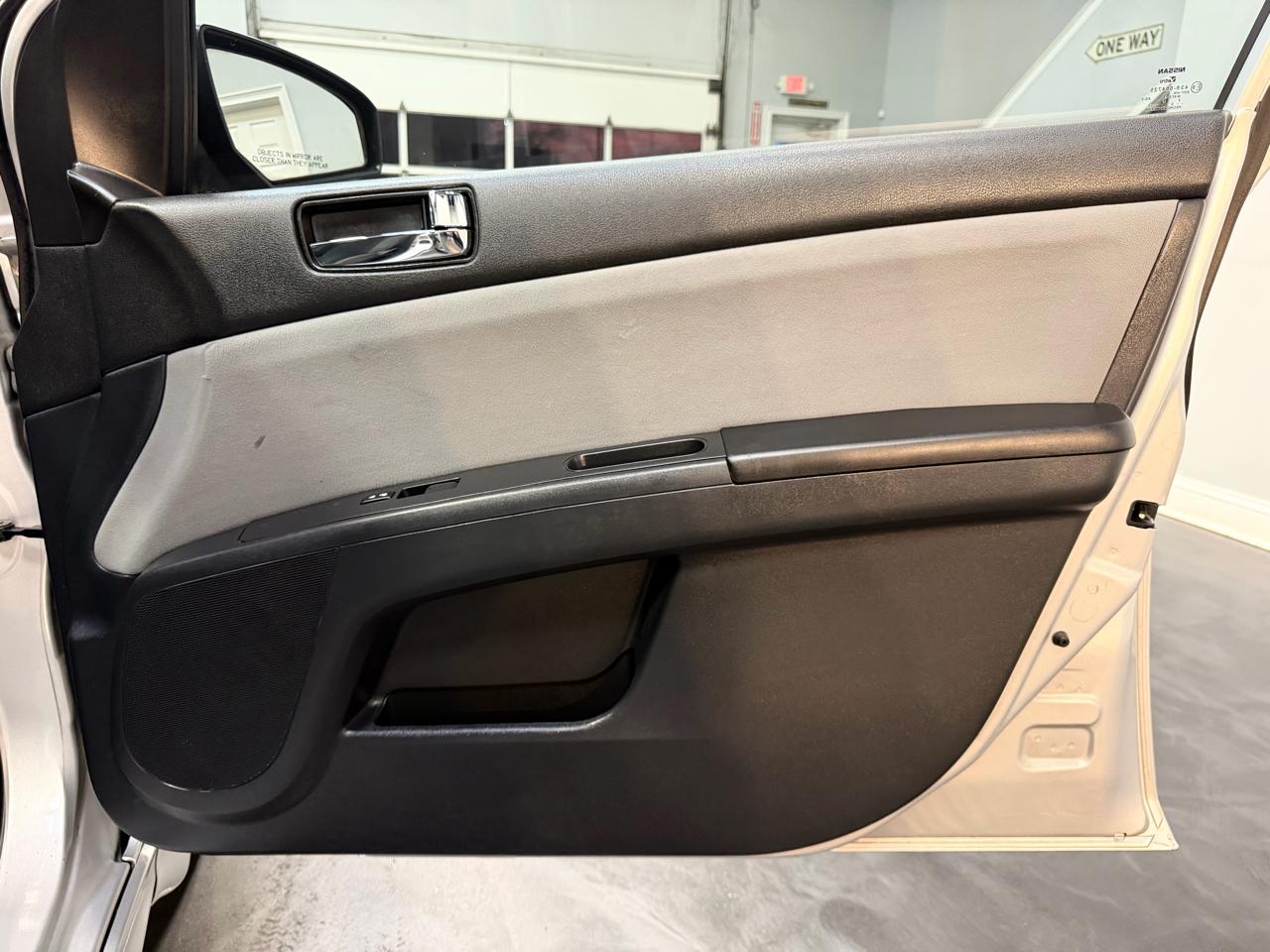 Nissan Sentra 4dr Sdn I4 CVT 2.0 SR 2012