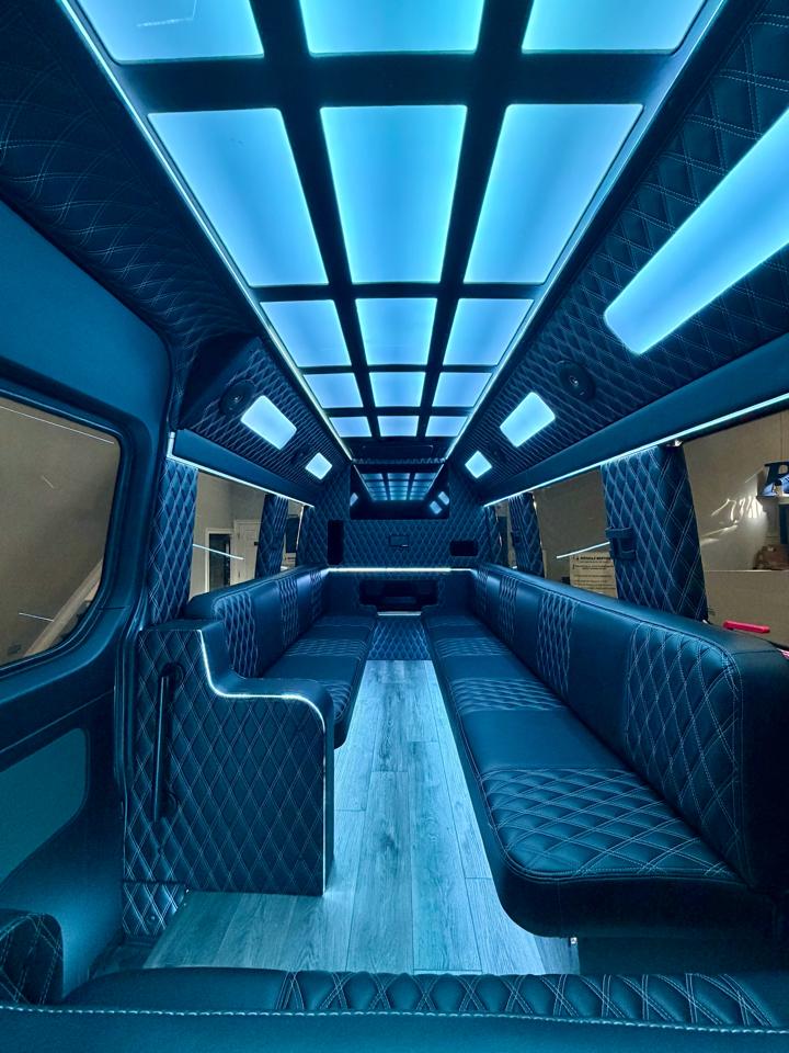 Mercedes-Benz Sprinter Passenger Van 2500 High Roof V6 170" RWD 2019