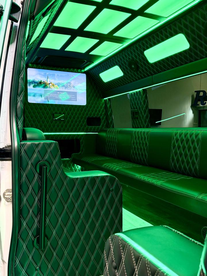 Mercedes-Benz Sprinter Passenger Van 2500 High Roof V6 170" RWD 2019