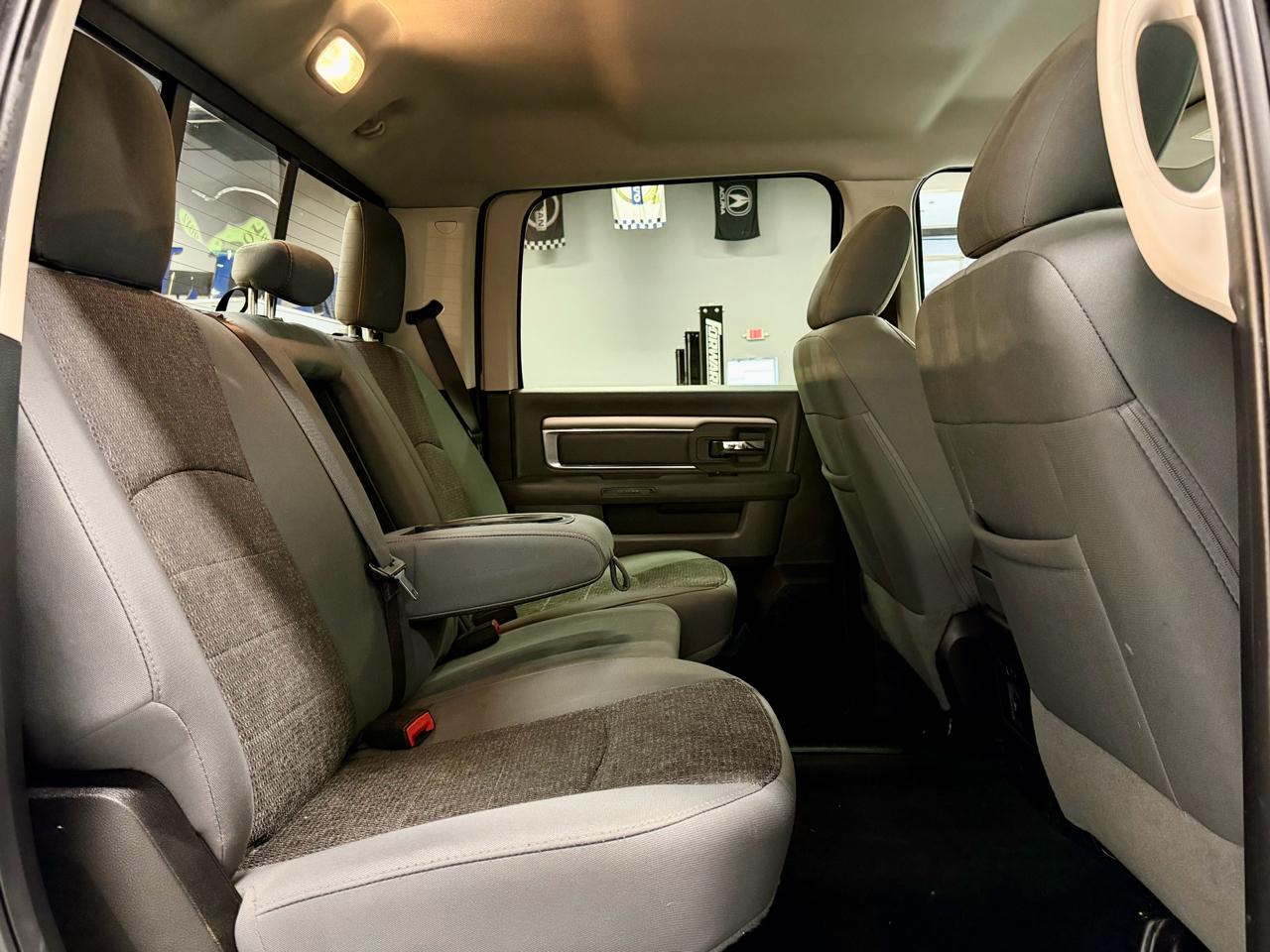 RAM 3500 Big Horn 4x4 Crew Cab 6'4" Box 2017