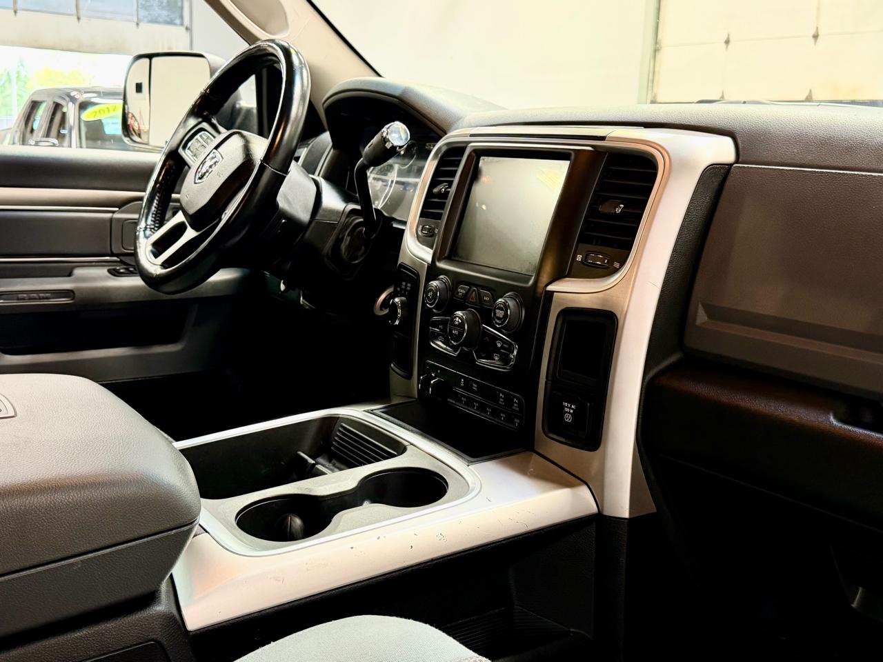 RAM 3500 Big Horn 4x4 Crew Cab 6'4" Box 2017