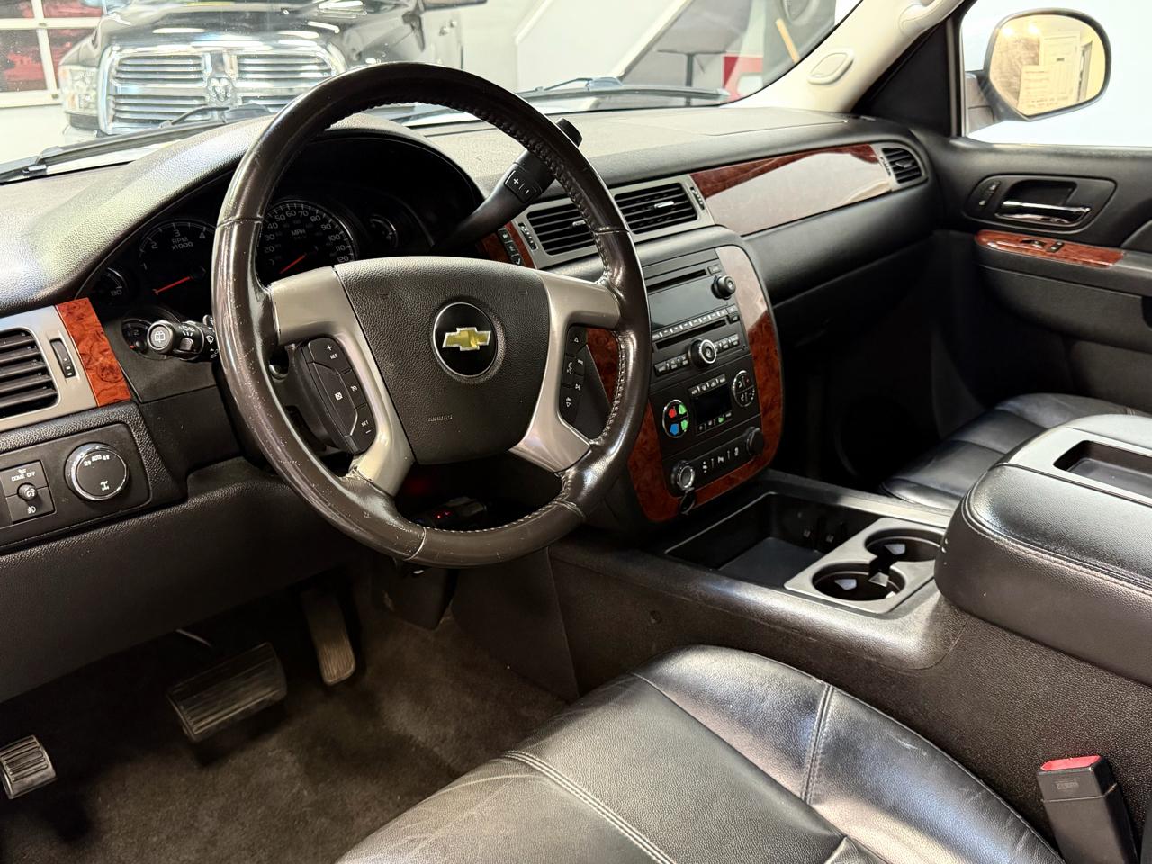 Chevrolet Suburban 4WD 4dr 1500 LT 2012
