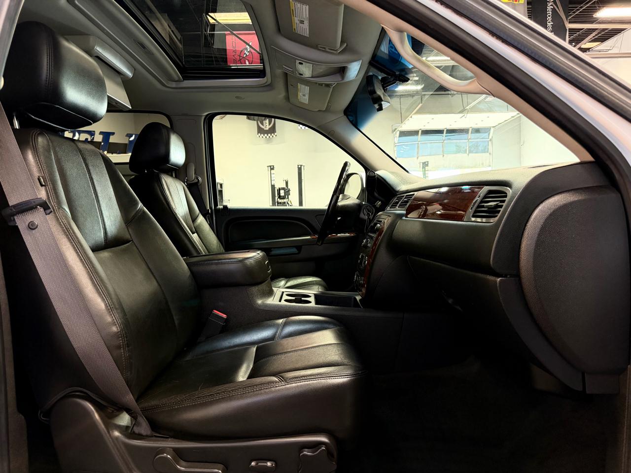 Chevrolet Suburban 4WD 4dr 1500 LT 2012