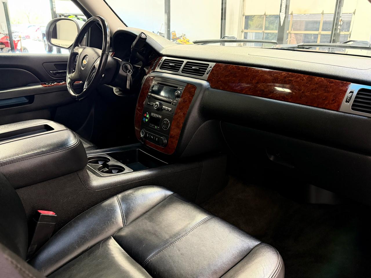 Chevrolet Suburban 4WD 4dr 1500 LT 2012