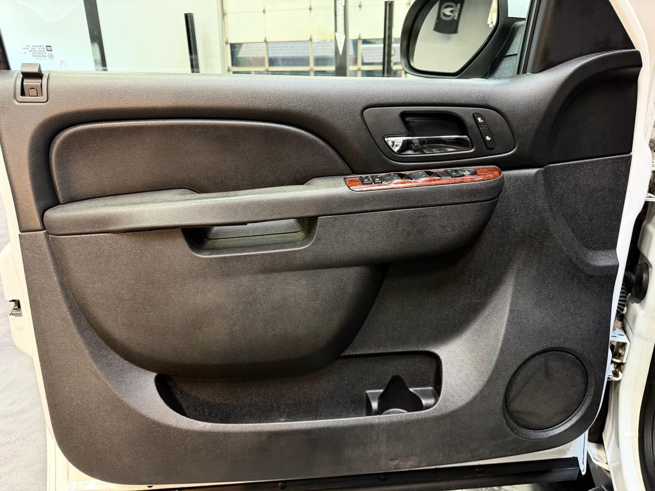 Chevrolet Suburban 4WD 4dr 1500 LT 2012