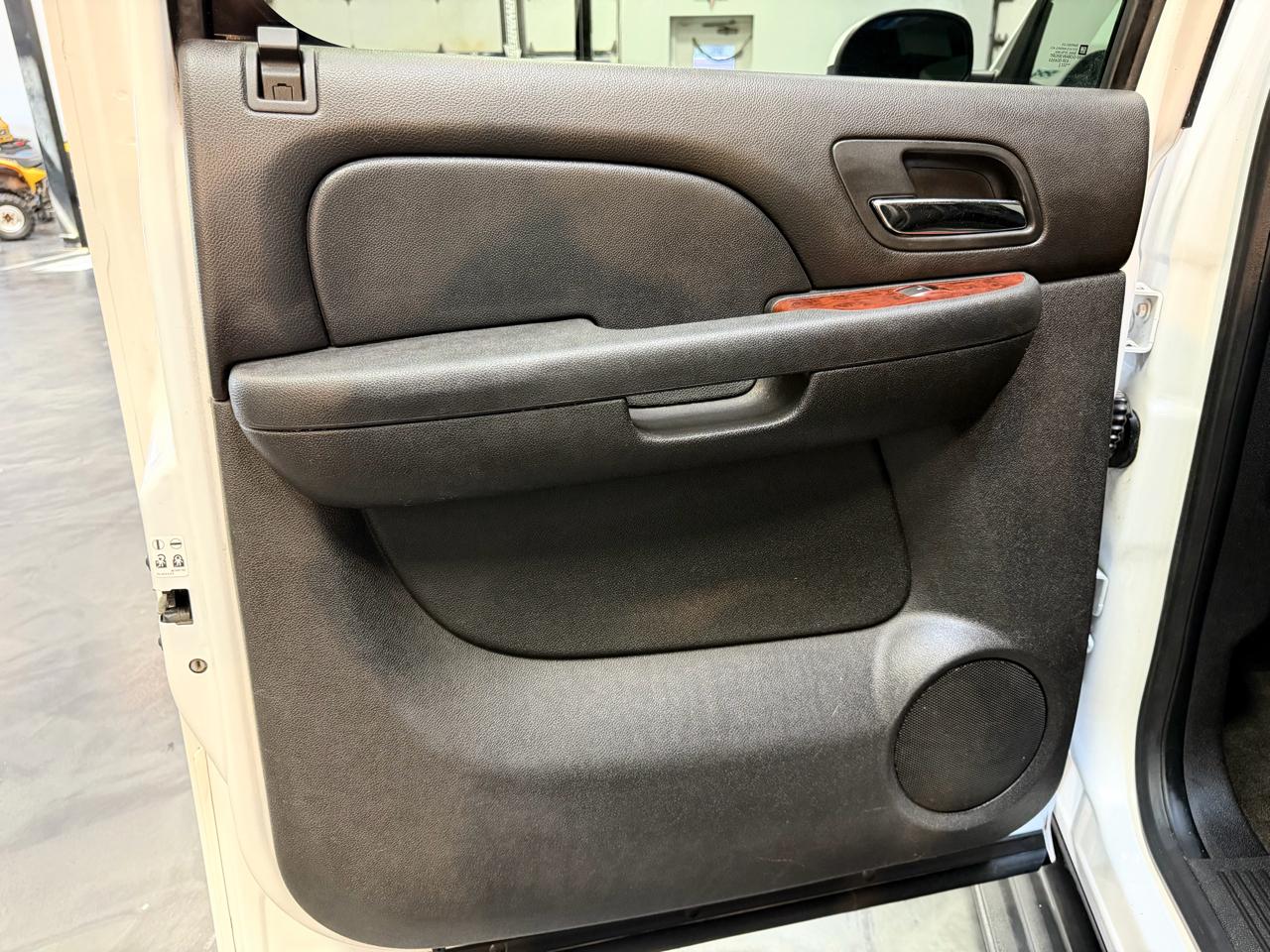 Chevrolet Suburban 4WD 4dr 1500 LT 2012