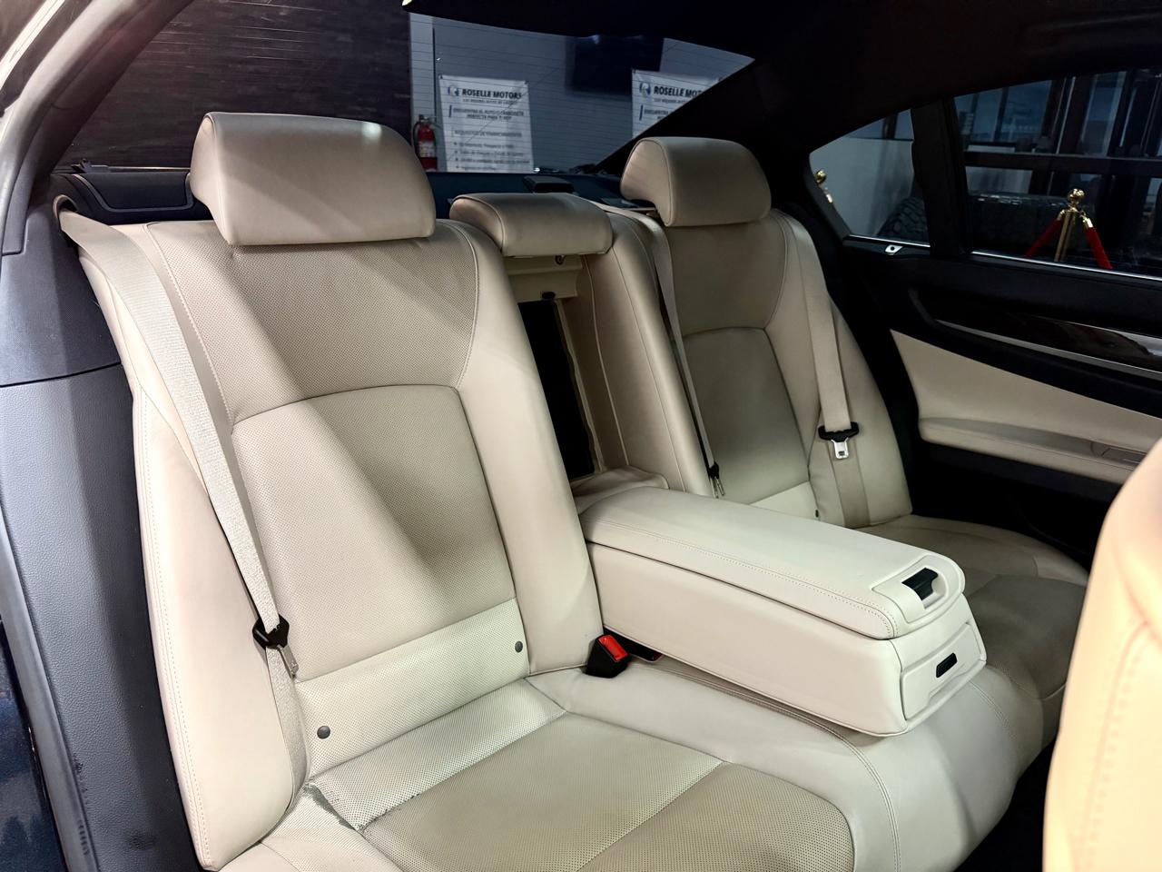 BMW 7 Series 4dr Sdn 750Li xDrive AWD 2012