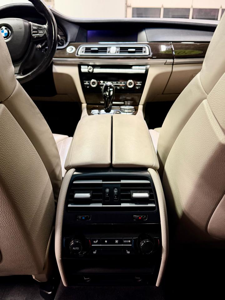 BMW 7 Series 4dr Sdn 750Li xDrive AWD 2012