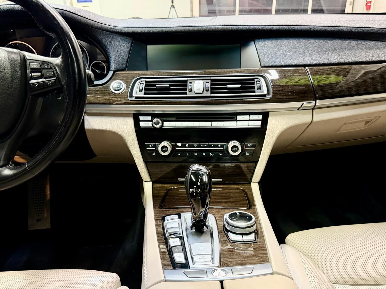 BMW 7 Series 4dr Sdn 750Li xDrive AWD 2012