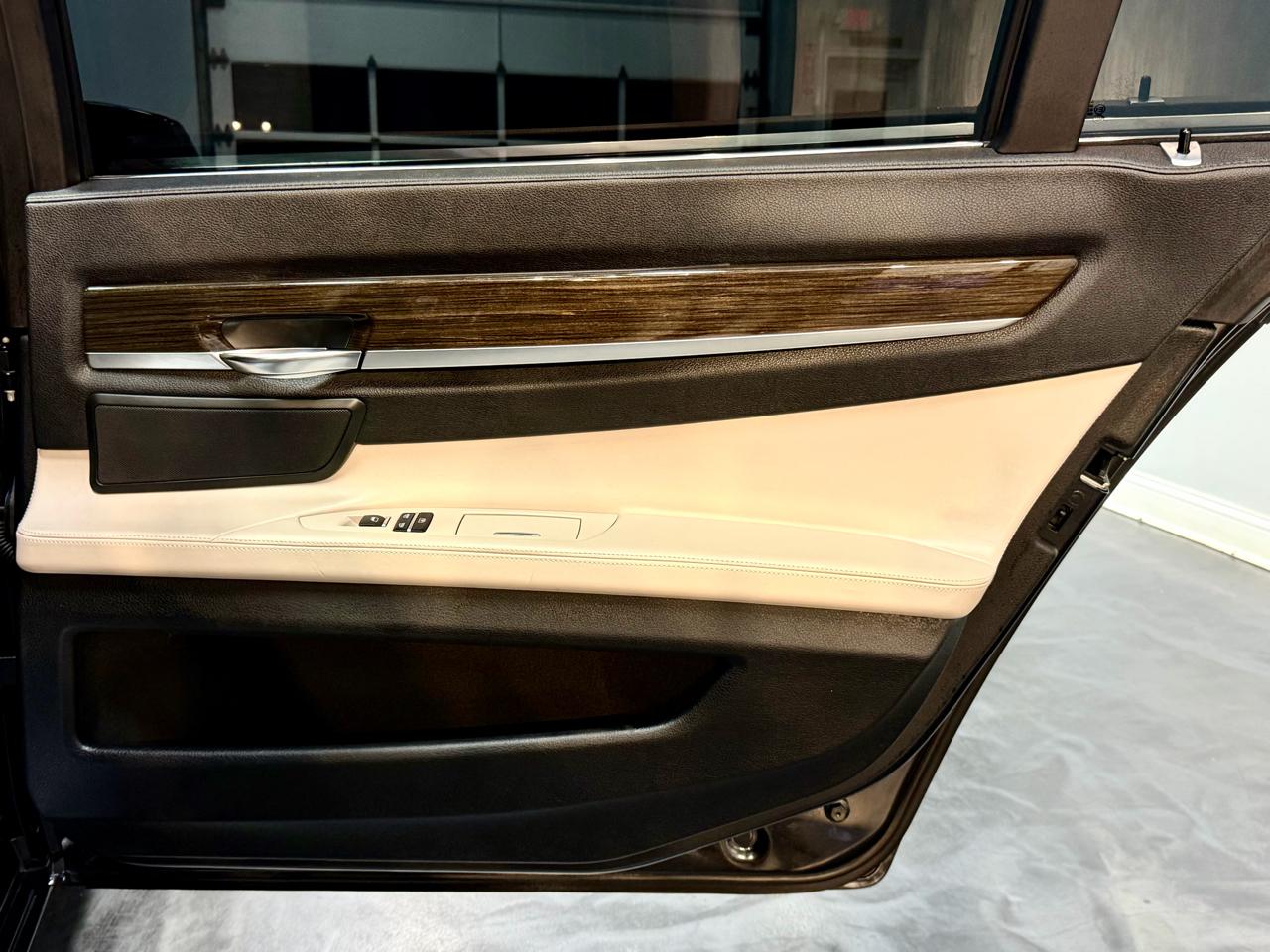 BMW 7 Series 4dr Sdn 750Li xDrive AWD 2012