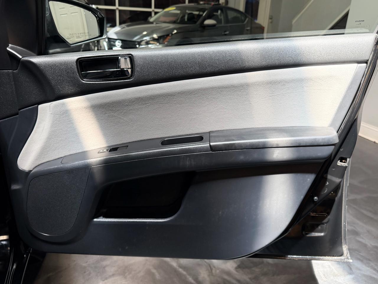 Nissan Sentra 4dr Sdn I4 CVT 2.0 S 2012