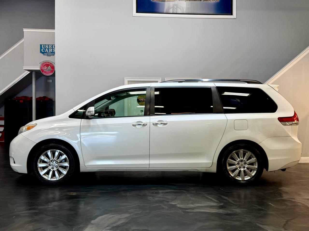 2013 Toyota Sienna Limited V6 AWD 7-Passenger's photo