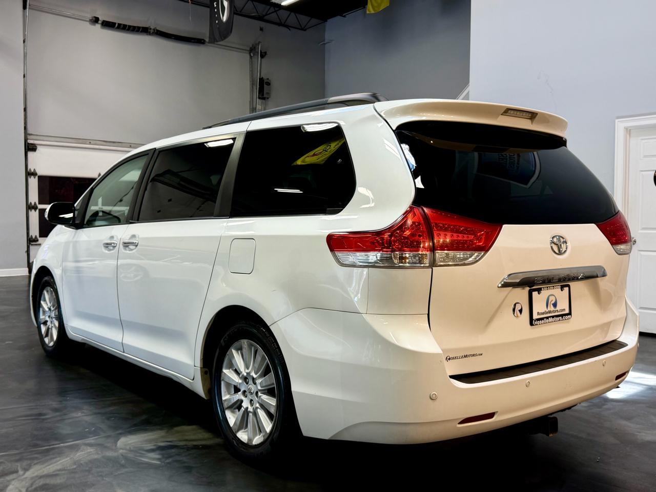 Toyota Sienna 5dr 7-Pass Van V6 XLE AWD (Natl) 2013